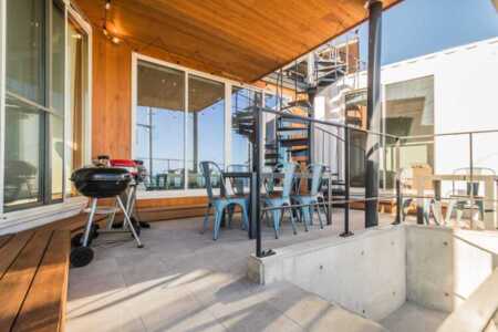 爽やかな海沿いのコンテナハウス